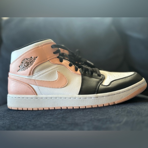 Men’s Jordan 1 Mid Arctic Orange Black Toe👟🏀 - Picture 2 of 6